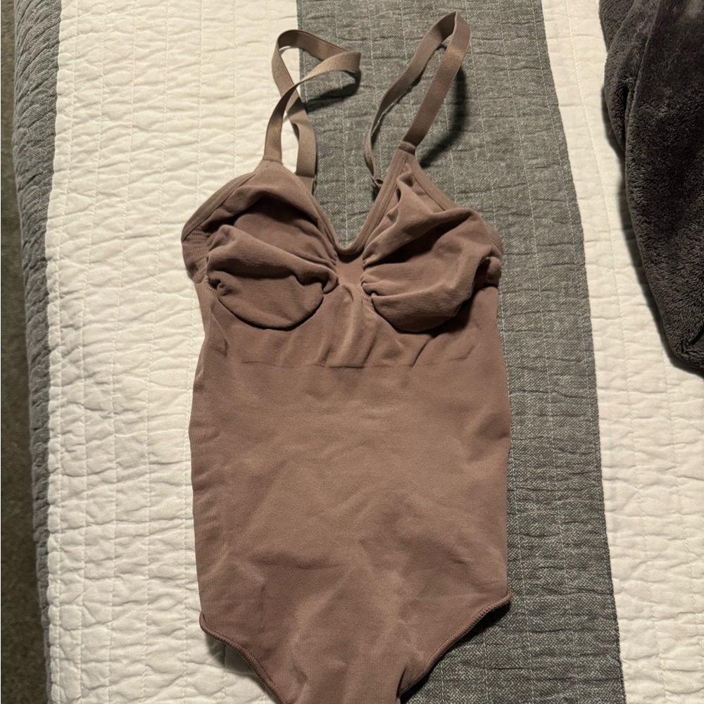 SKIMS bodysuit , Women’s size S/M. beige . Never worn.